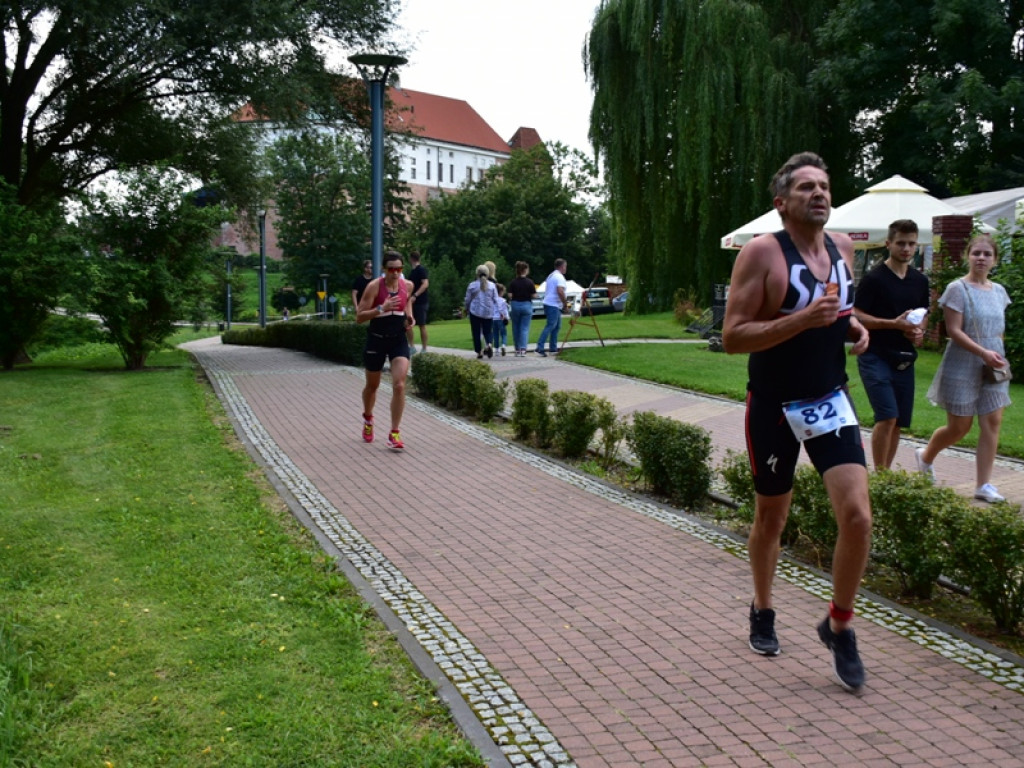 Zawodnicy z całej Polski wystartowali w XII Triathlonie Ziemi Sandomierskiej [zdjęcia]
