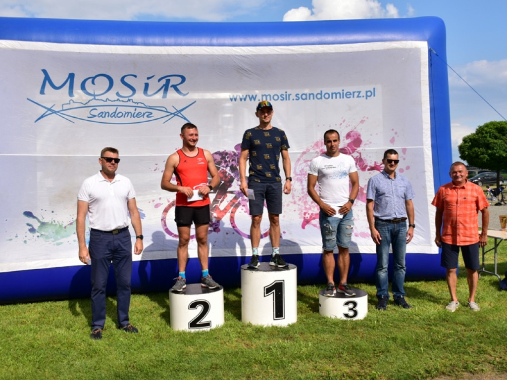 Zawodnicy z całej Polski wystartowali w XII Triathlonie Ziemi Sandomierskiej [zdjęcia]