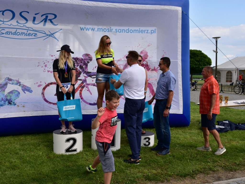 Zawodnicy z całej Polski wystartowali w XII Triathlonie Ziemi Sandomierskiej [zdjęcia]