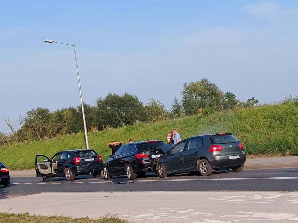 Zderzenie trzech pojazdów na DK79 w Sandomierzu. 20-latek ukarany mandatem [zdjęcia]