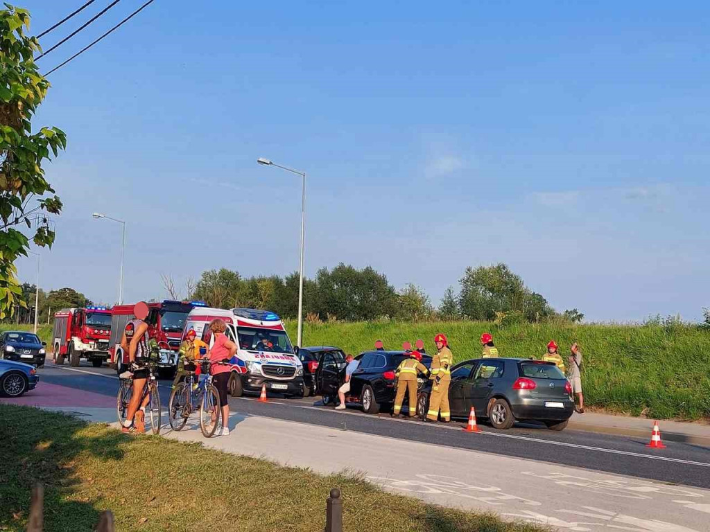 Zderzenie trzech pojazdów na DK79 w Sandomierzu. 20-latek ukarany mandatem [zdjęcia]