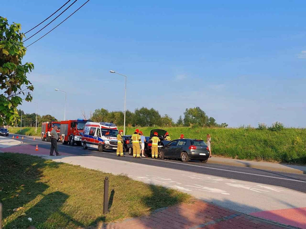 Zderzenie trzech pojazdów na DK79 w Sandomierzu. 20-latek ukarany mandatem [zdjęcia]