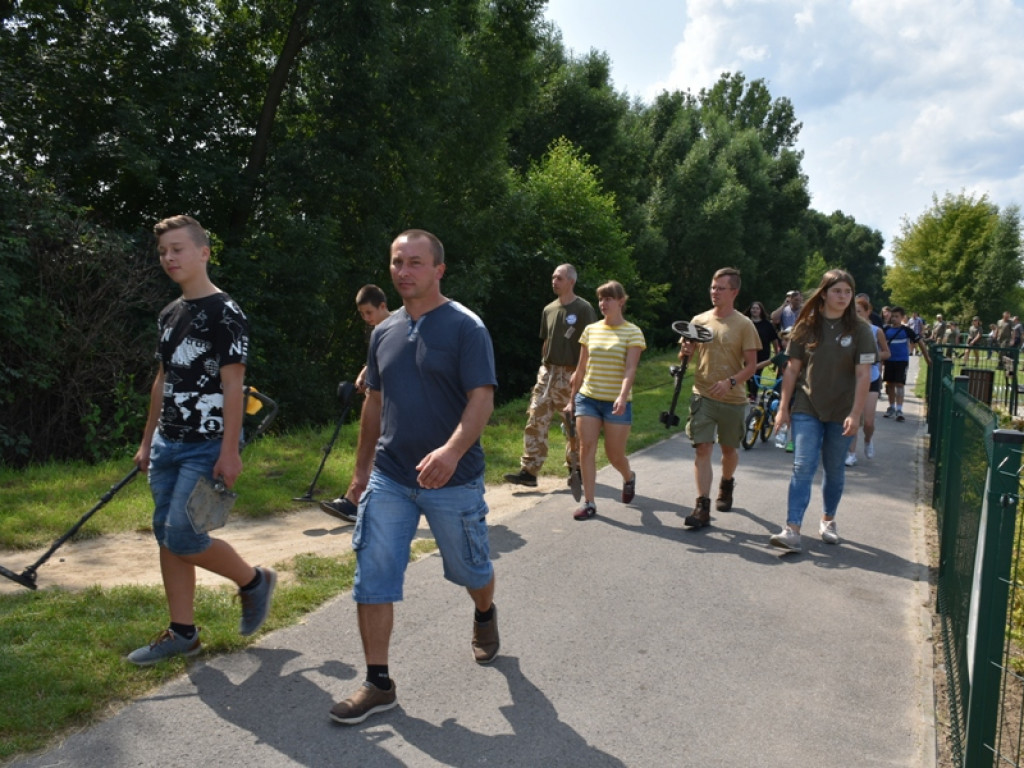 Do Koprzywnicy zjechali... poszukiwacze skarbów [zdjęcia]