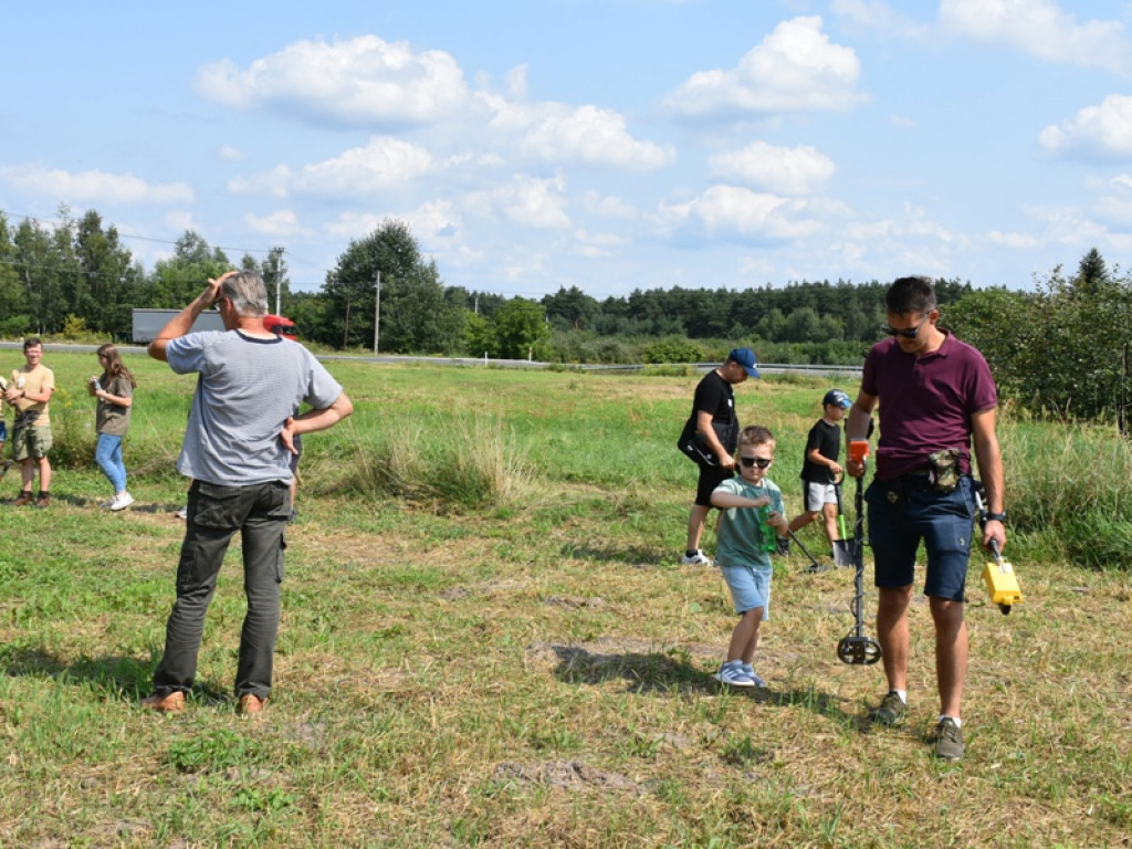 Do Koprzywnicy zjechali... poszukiwacze skarbów [zdjęcia]