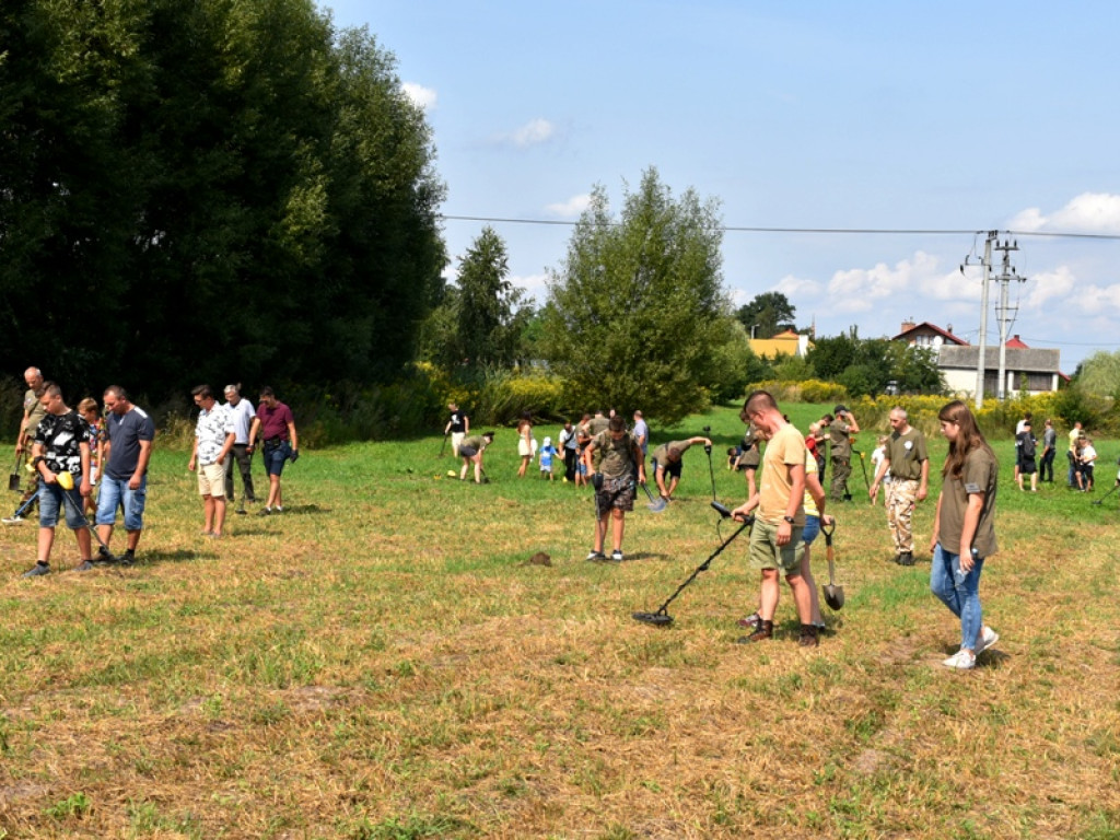 Do Koprzywnicy zjechali... poszukiwacze skarbów [zdjęcia]