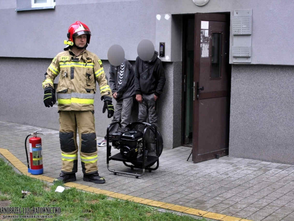 Tarnobrzeg. Strażacy wezwani do pożaru na Skalnej Górze. Winny... niedopałek papierosa [zdjęcia]