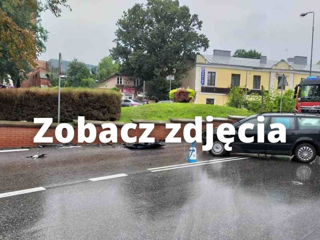 Zderzenie dwóch pojazdów przy Bramie Opatowskiej w Sandomierzu. Ruch odbywa się wahadłowo