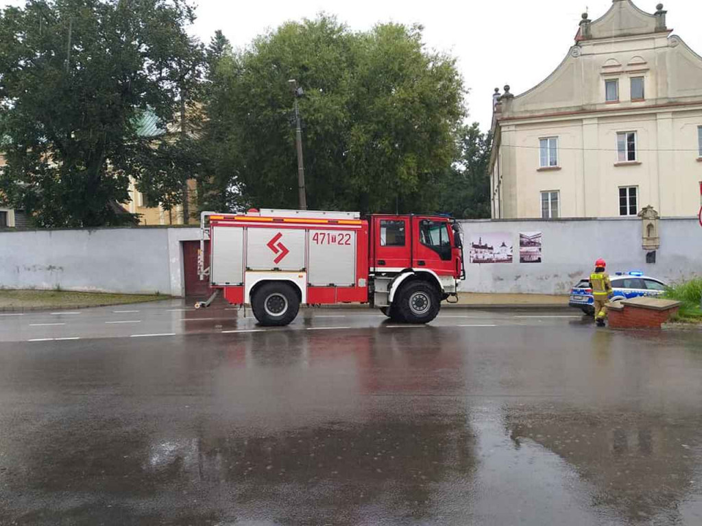 Zderzenie dwóch pojazdów przy Bramie Opatowskiej w Sandomierzu. Ruch odbywa się wahadłowo