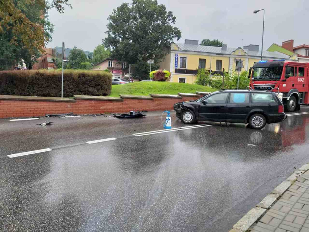 Zderzenie dwóch pojazdów przy Bramie Opatowskiej w Sandomierzu. Ruch odbywa się wahadłowo