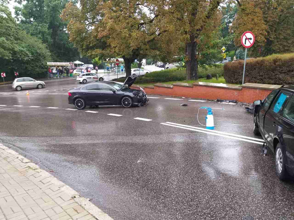 Zderzenie dwóch pojazdów przy Bramie Opatowskiej w Sandomierzu. Ruch odbywa się wahadłowo