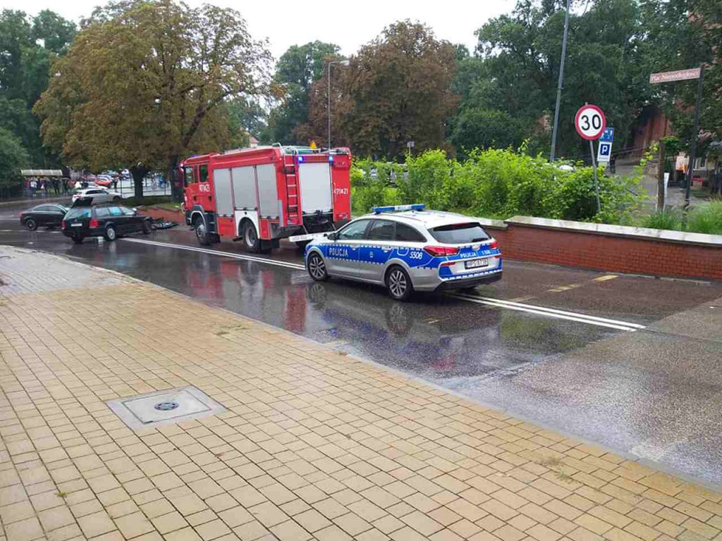 Zderzenie dwóch pojazdów przy Bramie Opatowskiej w Sandomierzu. Ruch odbywa się wahadłowo