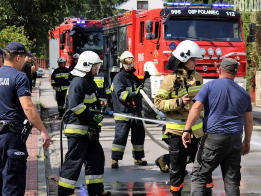 Samochód płonął na ulicy. Gasiły go trzy zastępy straży pożarnej [zdjęcia]