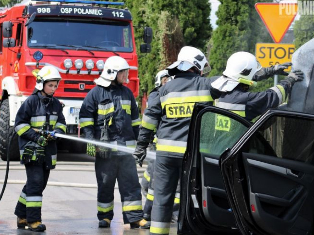 Samochód płonął na ulicy. Gasiły go trzy zastępy straży pożarnej [zdjęcia]