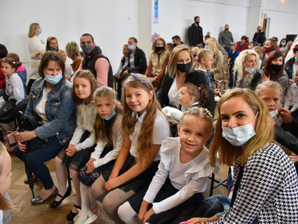 Uroczyste rozpoczęcie kolejnego roku edukacji w Szkole Podstawowej nr 10 w Tarnobrzegu [zdjęcia]