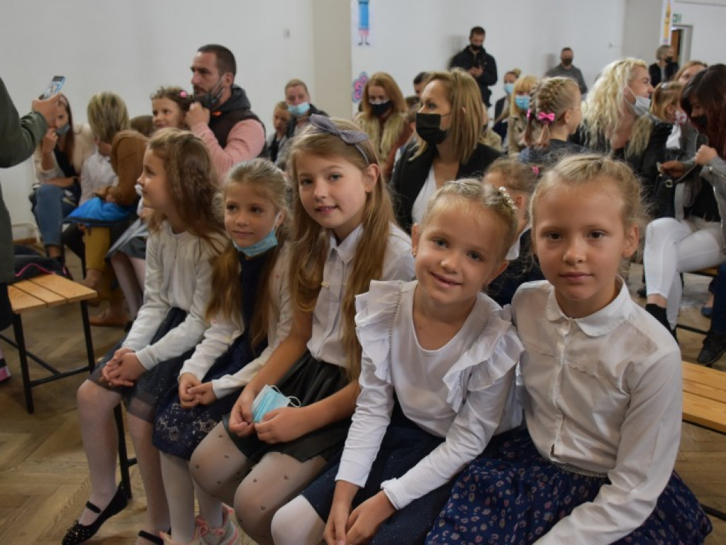 Uroczyste rozpoczęcie kolejnego roku edukacji w Szkole Podstawowej nr 10 w Tarnobrzegu [zdjęcia]
