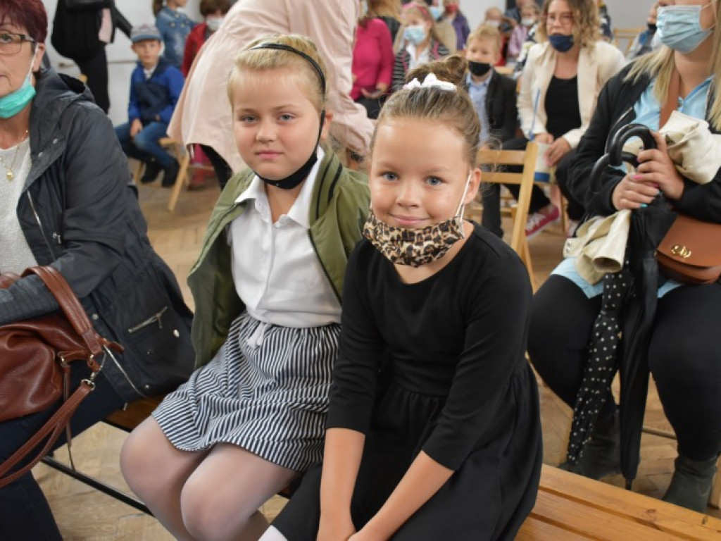 Uroczyste rozpoczęcie kolejnego roku edukacji w Szkole Podstawowej nr 10 w Tarnobrzegu [zdjęcia]