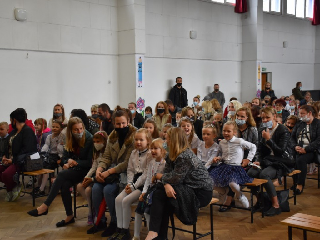 Uroczyste rozpoczęcie kolejnego roku edukacji w Szkole Podstawowej nr 10 w Tarnobrzegu [zdjęcia]