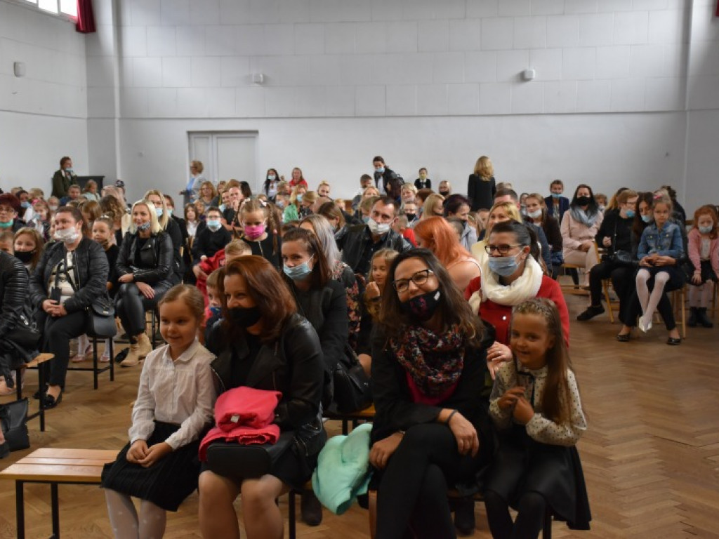 Uroczyste rozpoczęcie kolejnego roku edukacji w Szkole Podstawowej nr 10 w Tarnobrzegu [zdjęcia]