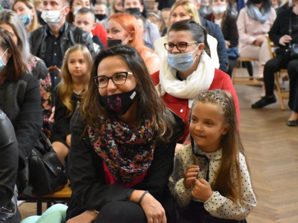 Uroczyste rozpoczęcie kolejnego roku edukacji w Szkole Podstawowej nr 10 w Tarnobrzegu [zdjęcia]