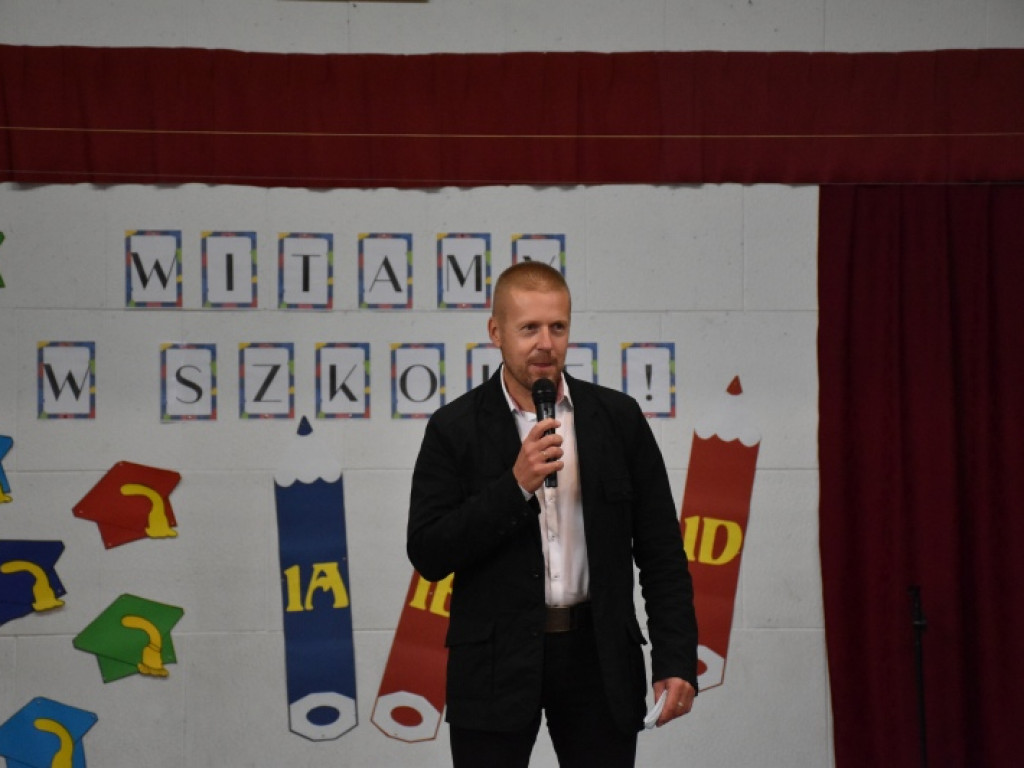 Uroczyste rozpoczęcie kolejnego roku edukacji w Szkole Podstawowej nr 10 w Tarnobrzegu [zdjęcia]