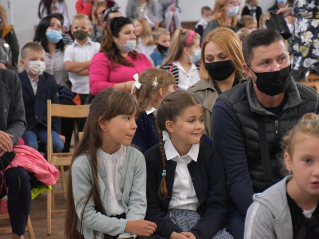 Uroczyste rozpoczęcie kolejnego roku edukacji w Szkole Podstawowej nr 10 w Tarnobrzegu [zdjęcia]