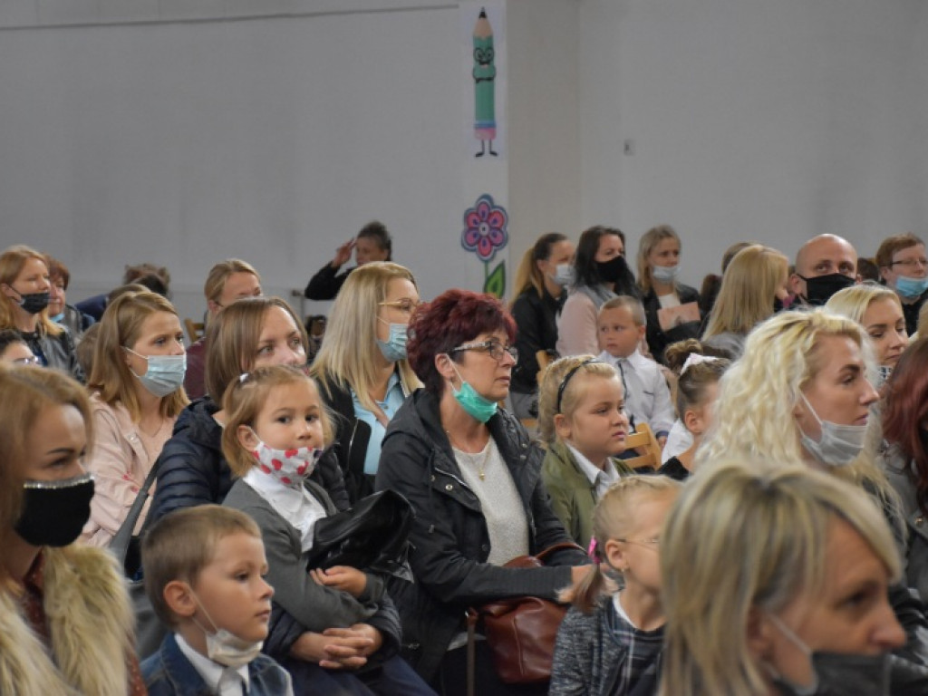 Uroczyste rozpoczęcie kolejnego roku edukacji w Szkole Podstawowej nr 10 w Tarnobrzegu [zdjęcia]