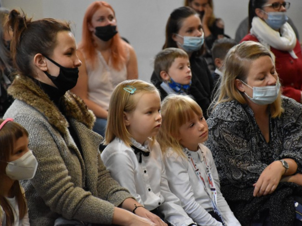 Uroczyste rozpoczęcie kolejnego roku edukacji w Szkole Podstawowej nr 10 w Tarnobrzegu [zdjęcia]