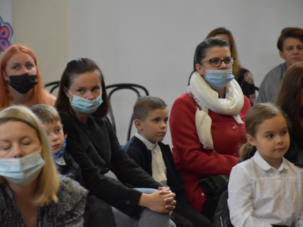 Uroczyste rozpoczęcie kolejnego roku edukacji w Szkole Podstawowej nr 10 w Tarnobrzegu [zdjęcia]
