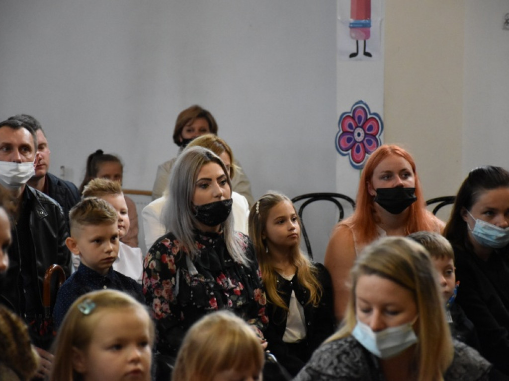 Uroczyste rozpoczęcie kolejnego roku edukacji w Szkole Podstawowej nr 10 w Tarnobrzegu [zdjęcia]