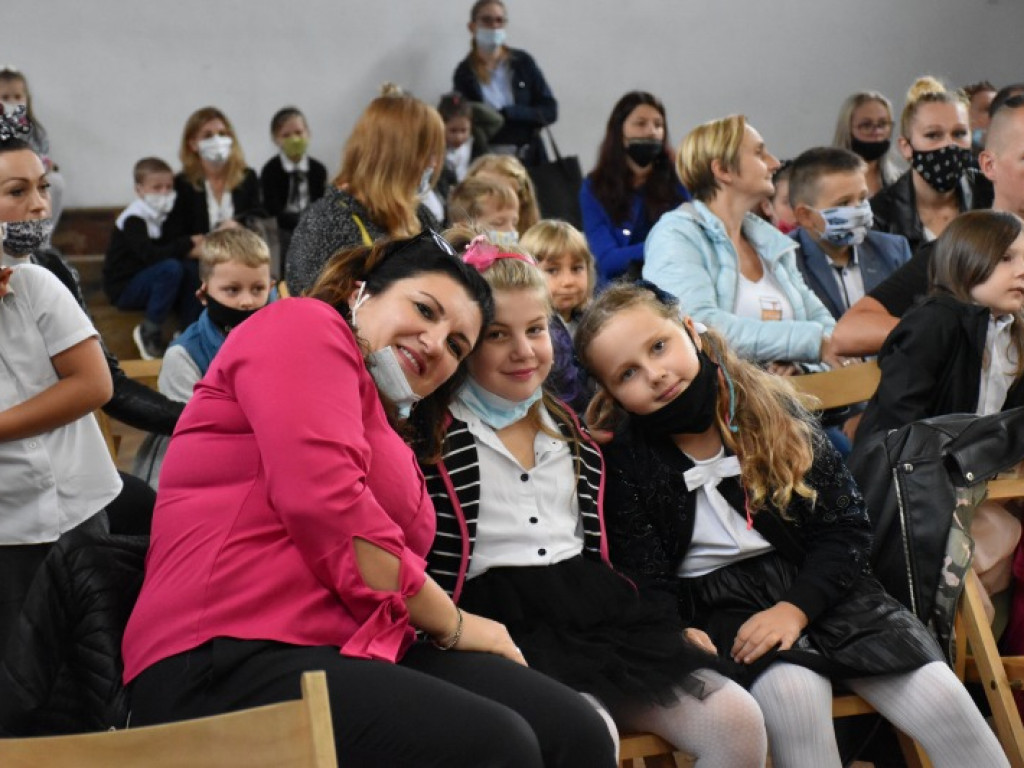 Uroczyste rozpoczęcie kolejnego roku edukacji w Szkole Podstawowej nr 10 w Tarnobrzegu [zdjęcia]