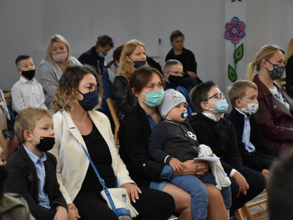 Uroczyste rozpoczęcie kolejnego roku edukacji w Szkole Podstawowej nr 10 w Tarnobrzegu [zdjęcia]