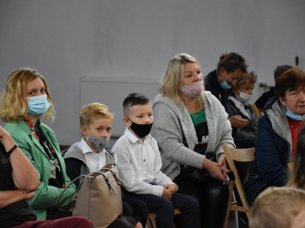 Uroczyste rozpoczęcie kolejnego roku edukacji w Szkole Podstawowej nr 10 w Tarnobrzegu [zdjęcia]