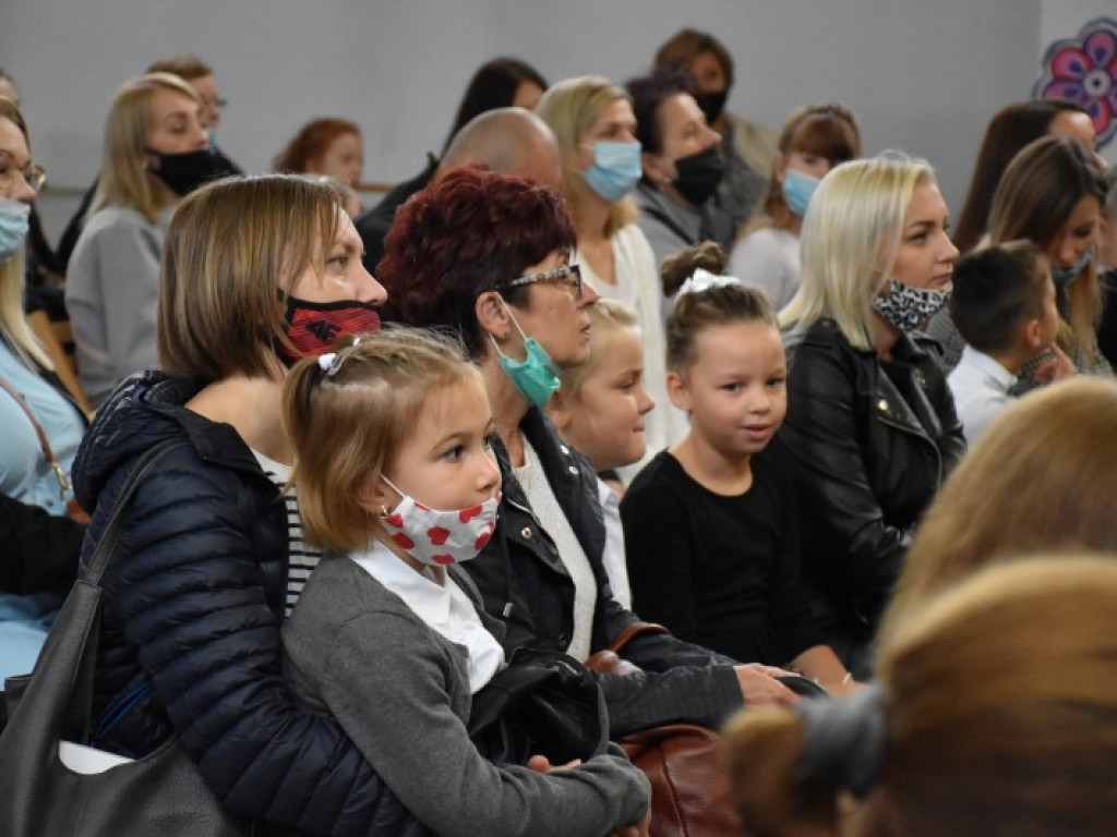 Uroczyste rozpoczęcie kolejnego roku edukacji w Szkole Podstawowej nr 10 w Tarnobrzegu [zdjęcia]