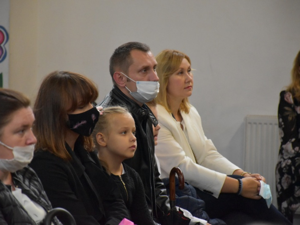Uroczyste rozpoczęcie kolejnego roku edukacji w Szkole Podstawowej nr 10 w Tarnobrzegu [zdjęcia]