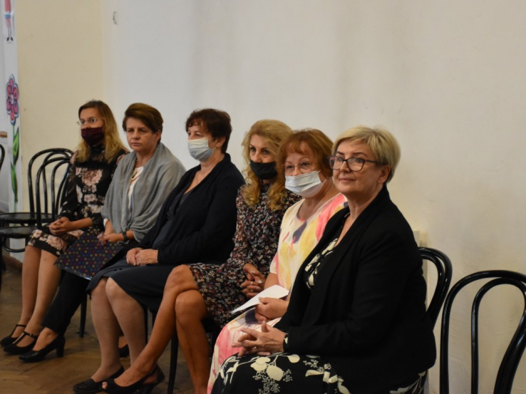 Uroczyste rozpoczęcie kolejnego roku edukacji w Szkole Podstawowej nr 10 w Tarnobrzegu [zdjęcia]