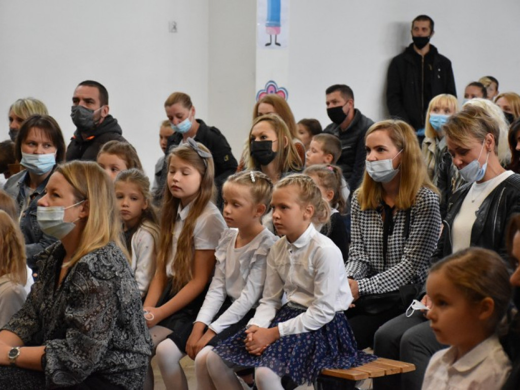 Uroczyste rozpoczęcie kolejnego roku edukacji w Szkole Podstawowej nr 10 w Tarnobrzegu [zdjęcia]