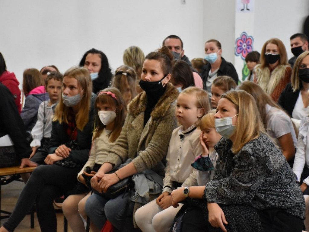 Uroczyste rozpoczęcie kolejnego roku edukacji w Szkole Podstawowej nr 10 w Tarnobrzegu [zdjęcia]