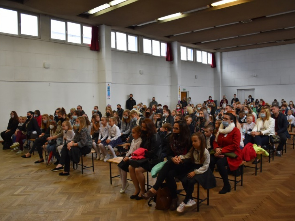 Uroczyste rozpoczęcie kolejnego roku edukacji w Szkole Podstawowej nr 10 w Tarnobrzegu [zdjęcia]