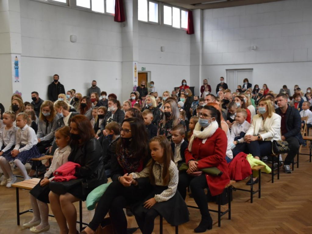 Uroczyste rozpoczęcie kolejnego roku edukacji w Szkole Podstawowej nr 10 w Tarnobrzegu [zdjęcia]