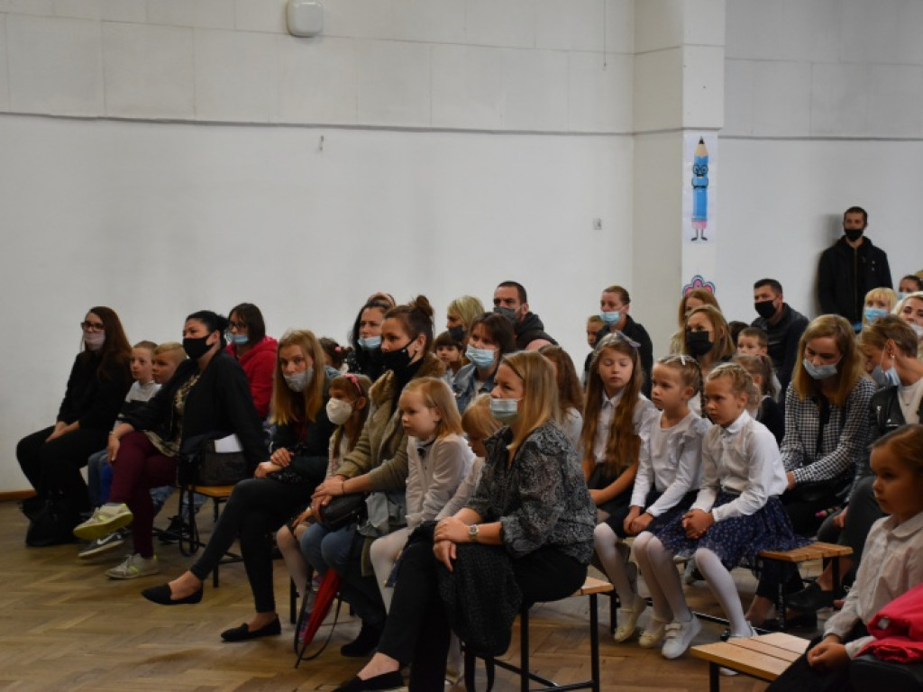 Uroczyste rozpoczęcie kolejnego roku edukacji w Szkole Podstawowej nr 10 w Tarnobrzegu [zdjęcia]