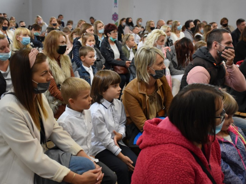 Uroczyste rozpoczęcie kolejnego roku edukacji w Szkole Podstawowej nr 10 w Tarnobrzegu [zdjęcia]