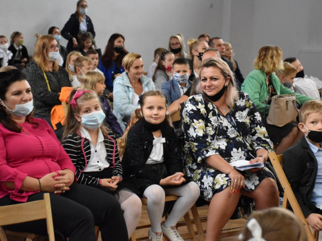 Uroczyste rozpoczęcie kolejnego roku edukacji w Szkole Podstawowej nr 10 w Tarnobrzegu [zdjęcia]