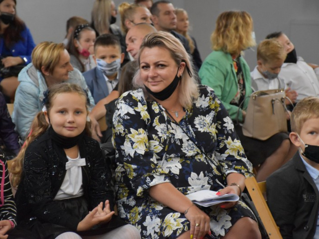 Uroczyste rozpoczęcie kolejnego roku edukacji w Szkole Podstawowej nr 10 w Tarnobrzegu [zdjęcia]