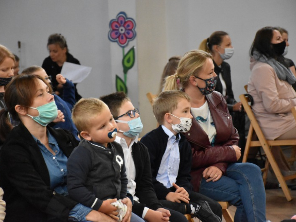 Uroczyste rozpoczęcie kolejnego roku edukacji w Szkole Podstawowej nr 10 w Tarnobrzegu [zdjęcia]