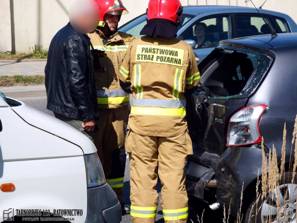 Wypadek w Tarnobrzegu, dwie osoby poszkodowane [zdjęcia]