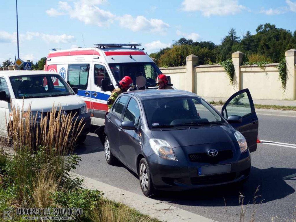 Wypadek w Tarnobrzegu, dwie osoby poszkodowane [zdjęcia]