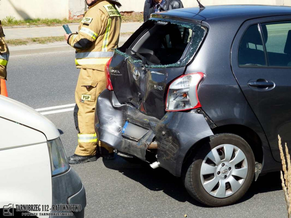 Wypadek w Tarnobrzegu, dwie osoby poszkodowane [zdjęcia]
