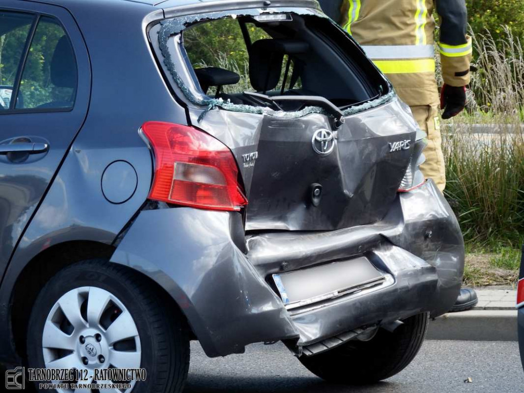 Wypadek w Tarnobrzegu, dwie osoby poszkodowane [zdjęcia]