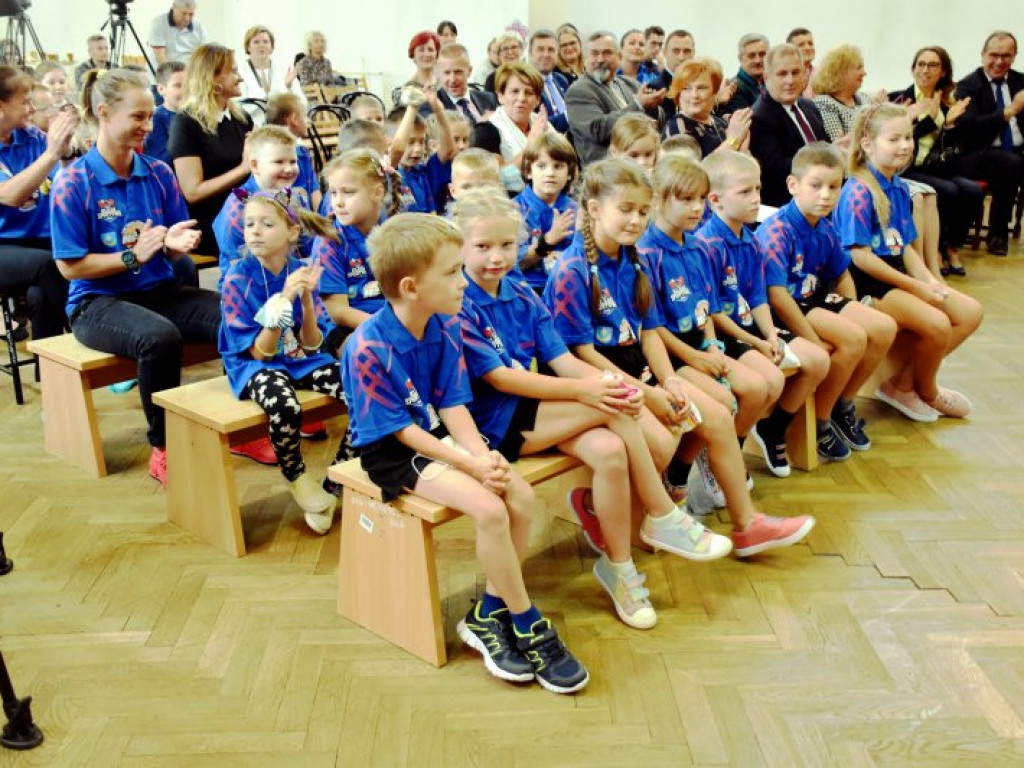 Tarnobrzeg. W Szkole Podstawowej nr 10 będą kształcić przyszłych mistrzów tenisa stołowego [zdjęcia]]