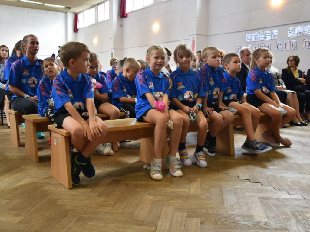 Tarnobrzeg. W Szkole Podstawowej nr 10 będą kształcić przyszłych mistrzów tenisa stołowego [zdjęcia]]